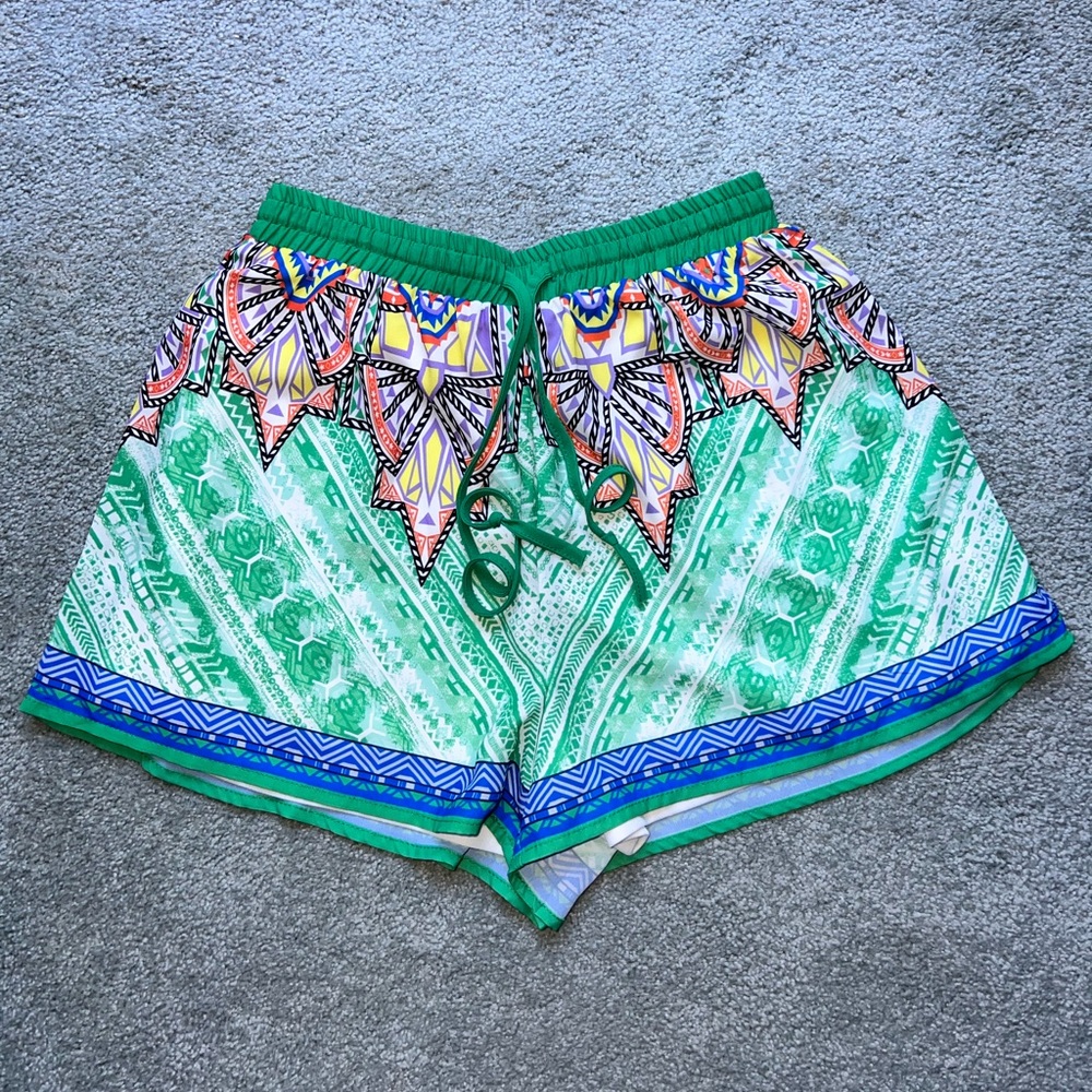 Lily rain size S Aztec print shorts